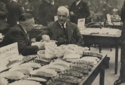 300306 Afbeelding van de oudste graanhandelaar J. van den Born uit Terschuur in gesprek met een klant tijdens de ...